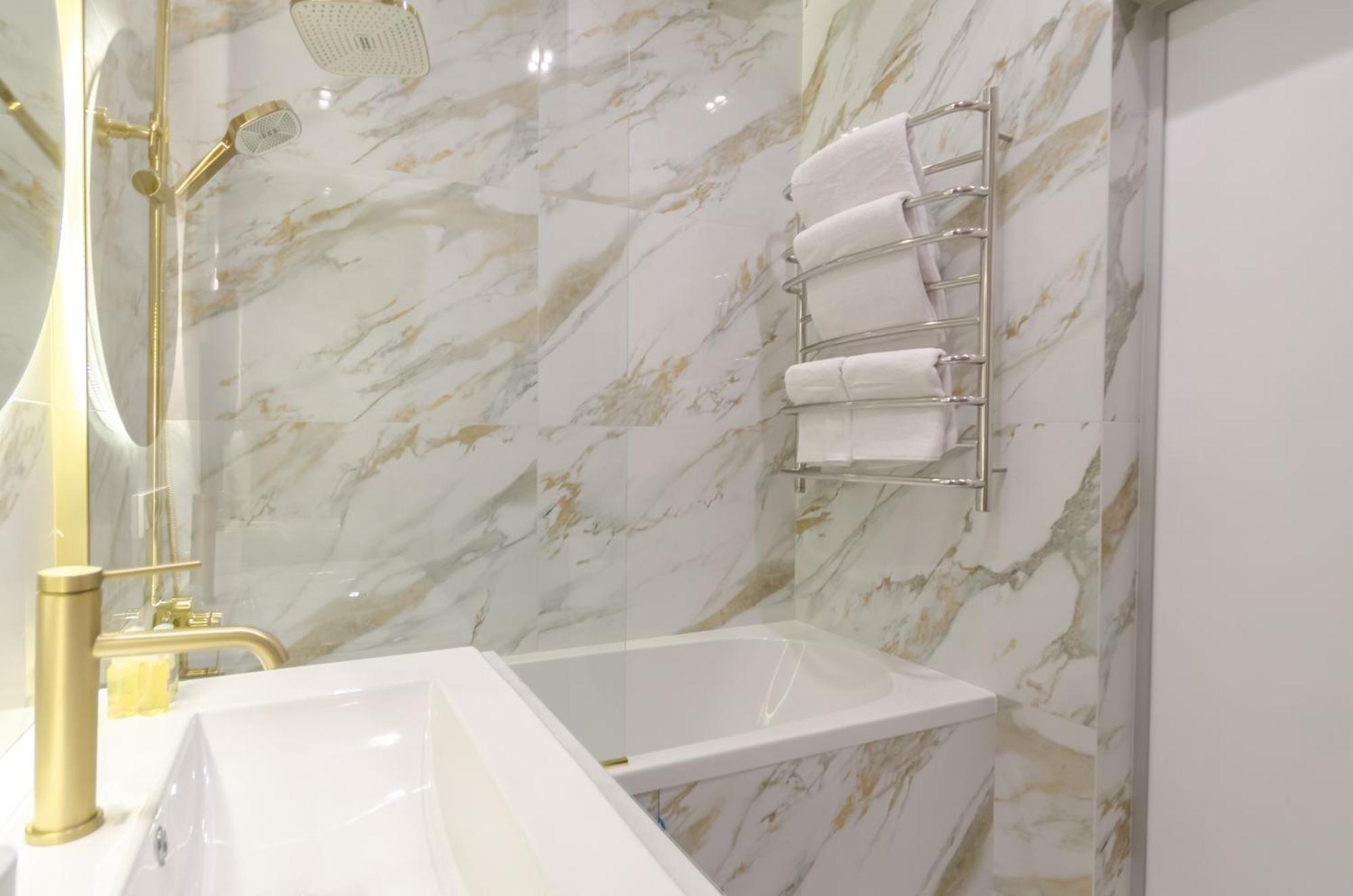 Petrovdom Luxury 11-240 With Jacuzzi In Rc Pechersk Plaza * Київ