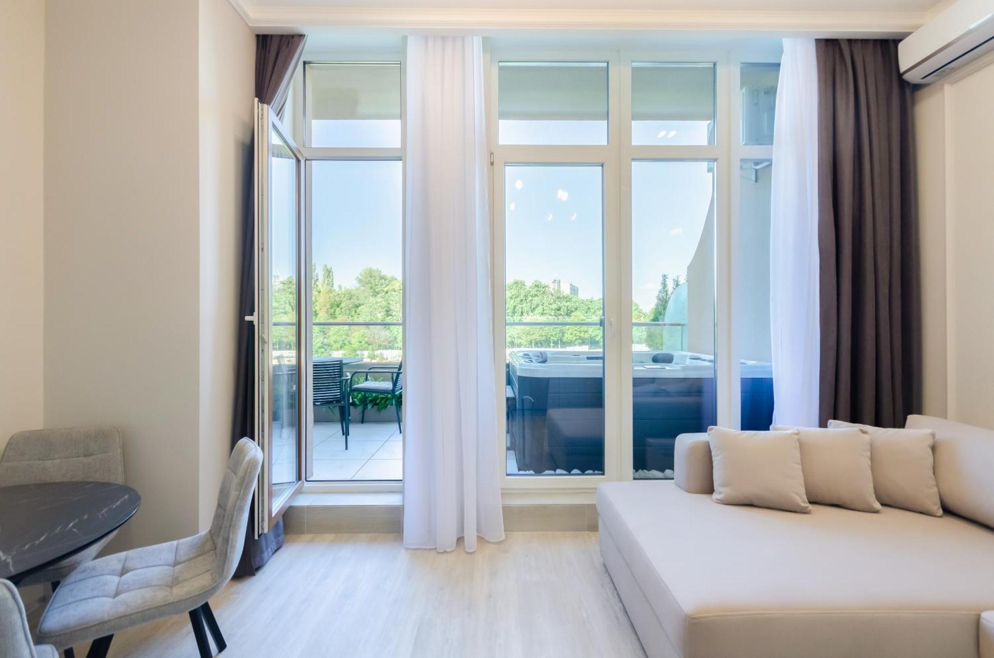 Petrovdom Luxury 11-240 With Jacuzzi In Rc Pechersk Plaza