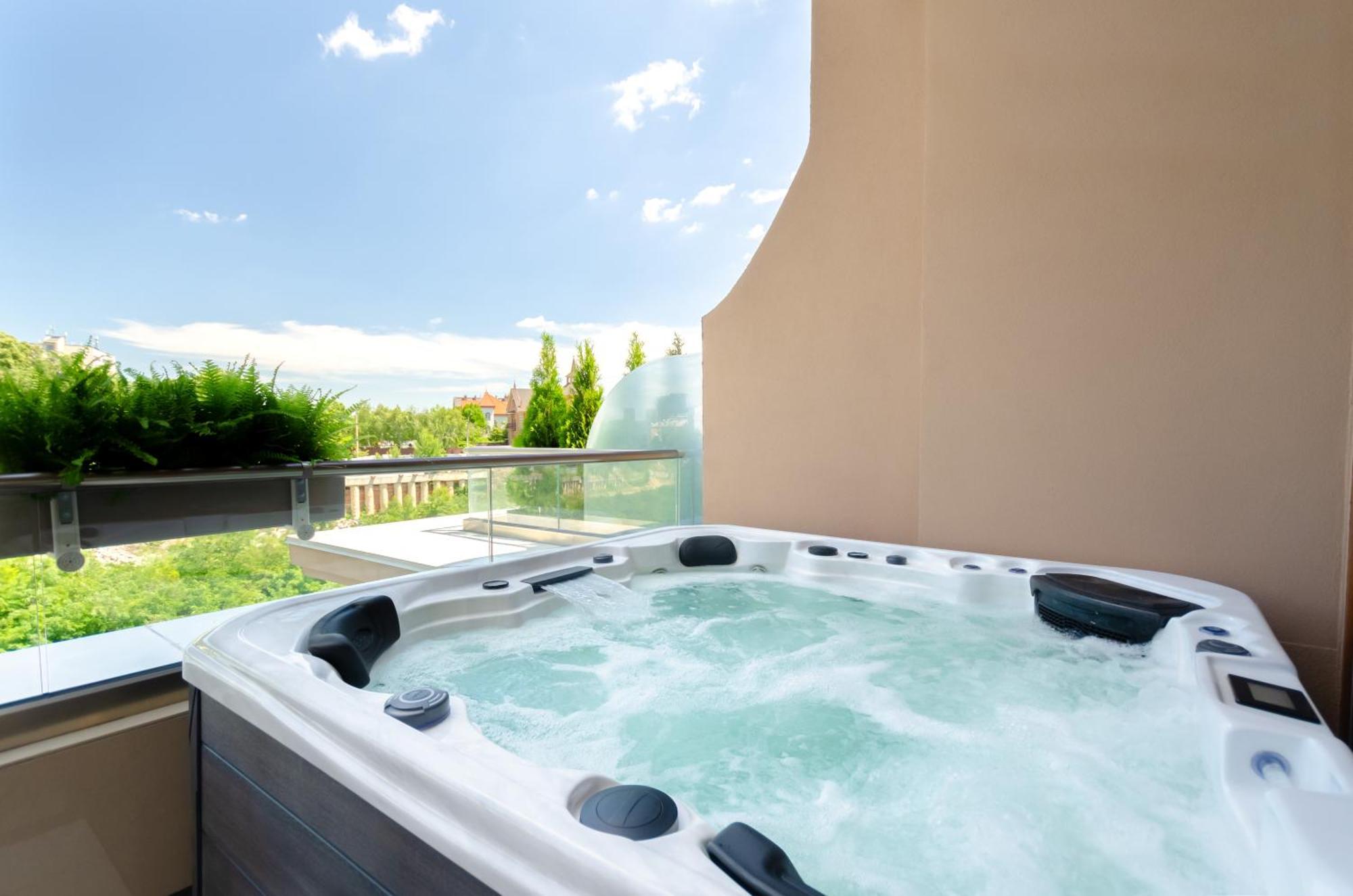 Petrovdom Luxury 11-240 With Jacuzzi In Rc Pechersk Plaza Апартаменти *