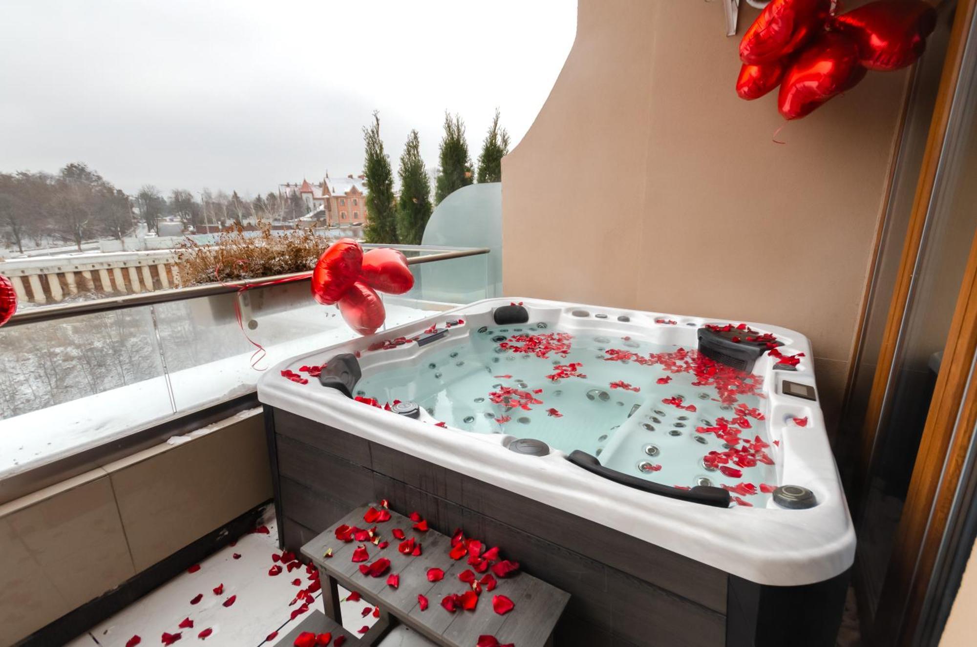 Petrovdom Luxury 11-240 With Jacuzzi In Rc Pechersk Plaza Апартаменти Київ